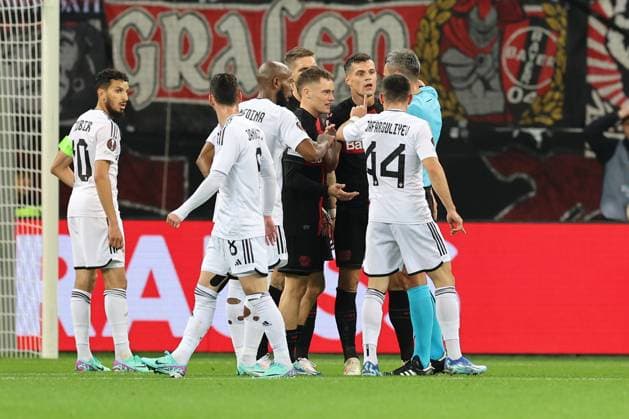GER, UEFA EL Bayer 04 Leverkusen GER vs Qarabag Agdam AZE 26 10 2023, BayArena, Leverkusen, Europalegue, Gruppenhase, 3 Spieltag, GER, UEFA EL Bayer 04 Leverkusen GER vs Qarabag Agdam AZE , in the picture discussion with the referee about an 11 meter for Qarabag nordphotoxGmbHx xMeuter nph00351