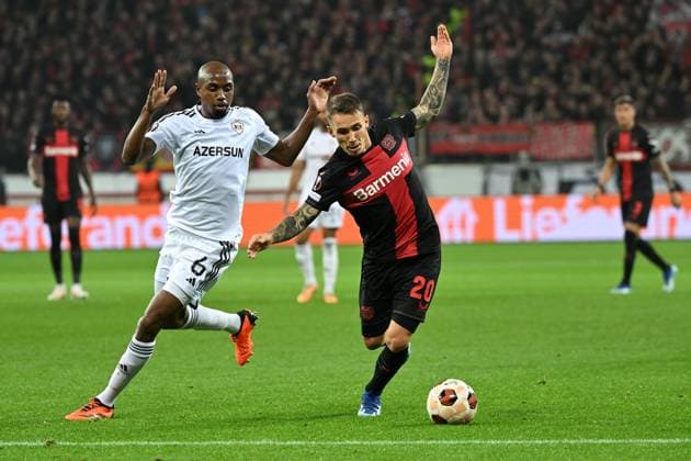 Leverkusen, Bayarena, 26 10 23, GER, Men, UEFA Europa League, Season 2023 2024, Bayer 04 Leverkusen Qarabag Agdam Image from left in duel Julio ROMAO Qarabag and Alejandro GRIMALDO Leverkusen Only for editorial use UEFA regulations prohibit any use of photographs as image sequences and or quasi video Nordrhein Westfalen Germany