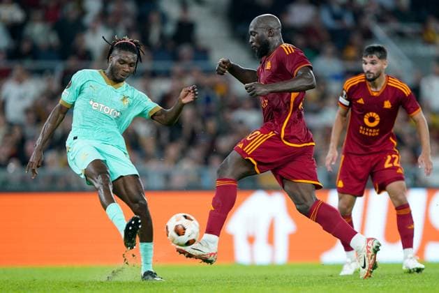 AS Roma v Slavia Praha - UEFA Europa League Igoh Ogbu of Slavia Praha and Romelu Lukaku of AS Roma compete for the ball during the UEFA Europa League Group G match between AS Roma and Slavia Praha at Stadio Olimpico on October 26, 2023 in Rome, Italy. Rome Stadio Olimpico Rome Italy Copyright: xGiuseppexMaffiax UEL_Roma-SlaviaPraha_GM_26102023_06769