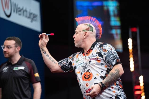 Sport Themen der Woche KW43 Sport Bilder des Tages GER, European Darts Championship, Dortmund 26.10.2023, Westfalenhalle, Dortmund, GER, European Darts Championship, Dortmund Im Bild: Peter Wright wirft eine Pfeil, werfen, Peter Wright vs Gabriel Clemens *** GER, European Darts Championship, Dortmund 26 10 2023, Westfalenhalle, Dortmund, GER, European Darts Championship, Dortmund In the picture Peter Wright throws a dart, throw, Peter Wright vs Gabriel Clemens nordphotoxGmbHxx xChristianxSchulze nph000300