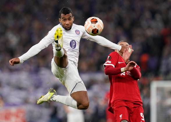 Sport Bilder des Tages Liverpool, England, 26th October 2023. Cristian Casseres of Toulouse FC tussles with Darwin Nunez of Liverpool during the UEFA Europa League match at Anfield, Liverpool. Picture credit should read: Andrew Yates Sportimage EDITORIAL USE ONLY. No use with unauthorised audio, video, data, fixture lists, club league logos or live services. Online in-match use limited to 120 images, no video emulation. No use in betting, games or single club league player publications. SPI-2678-0034