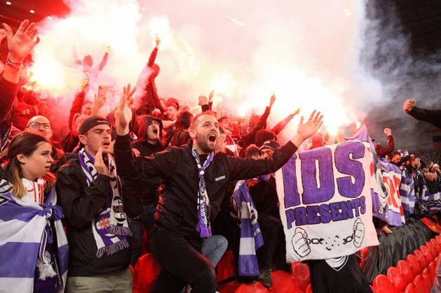 Liverpool gegen Toulouse 26. Oktober 2023, Liverpool UEFA Europa League Fußball Gruppe E Liverpool gegen Toulouse Toulouse-Fans mit Pyro Foto von Daniel Chesterton Liverpool UK  Copyright: xDanielxChestertonxOffside