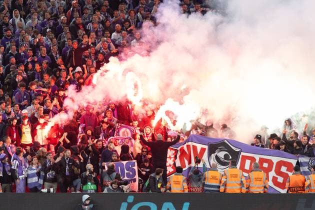 Liverpool v Toulouse Europa League 26 10 2023. Toulouse fans, supporters light flares during the Europa League match between Liverpool and Toulouse at Anfield, Liverpool, England on 26 October 2023. Editorial use only , Copyright: xIanxStephenx PSI-18281-0030