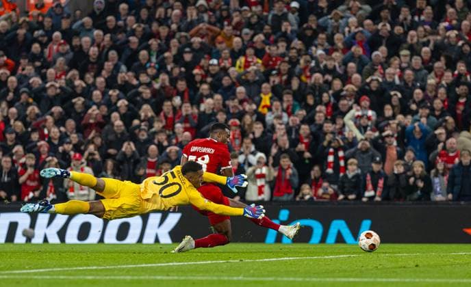 Football - UEFA Europa League - Group E - Liverpool FC v Toulouse FC LIVERPOOL, ENGLAND - Thursday, October 26, 2023: Liverpool s Ryan Gravenberch scores the fourth goal past Toulouse s goalkeeper Guillaume Restes during the UEFA Europa League Group E matchday 3 game between Liverpool FC and Toulouse FC at Anfield. (Photo by David Rawcliffe Propaganda) LIVERPOOL Anfield MERSEYSIDE ENGLAND  Copyright: xDavidxRawcliffex P2023-10-26-Liverpool_Toulouse-61