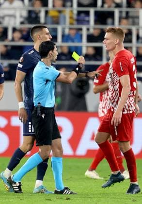 26.10.2023 Backa Topola(Serbia) TSC Backa Topola Topolya-SC Freiburg Europa League men s football Philipp Lienhart(R) SC Freiburg receive yellow card from Aliyar Aghayev (C)Azerbaijan referee,Marko Rakonjac(L) TSC Backa Topola :Str