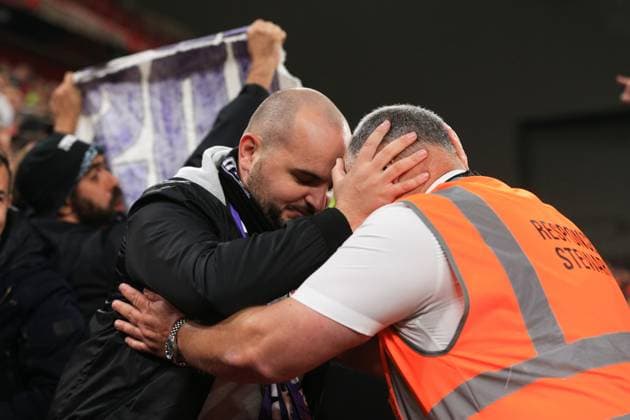 Liverpool gegen Toulouse 26. Oktober 2023, Liverpool UEFA Europa League Fußball Gruppe E Liverpool gegen Toulouse Ein Toulouse-Fan küsst den Kopf eines Stewards Foto von Daniel Chesterton Liverpool UK  Copyright: xDanielxChestertonxOffside