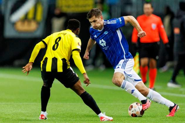 Europa League i fotball 2023: Molde - BK H?cken (5-1) Molde 20231026. Moldes Kristoffer Haugen drar seg forbi Abdulrazaq Ishaq under Europa League kampen i fotball mellom Molde og BK H?cken pa Aker Stadion. Foto: Svein Ove Ekornesvag NTB Molde Norge EDITORIAL USE ONLY. RESTRICTED USE FOR BETTING COMPANIES Ref:_SPOiDHsk5benhI.jpg  Copyright: xSveinxOvexEkornesvagx xNTBx