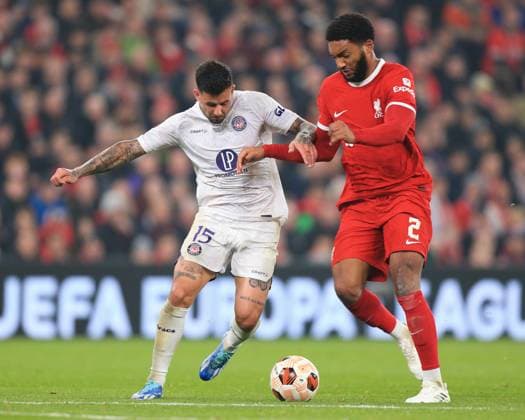 Liverpool gegen Toulouse 26. Oktober 2023, Liverpool UEFA Europa League Fußball Gruppe E Liverpool gegen Toulouse Aron Donnum von Toulouse und Joe Gomez von Liverpool Foto  Copyright: xDanielxChestertonxOffside