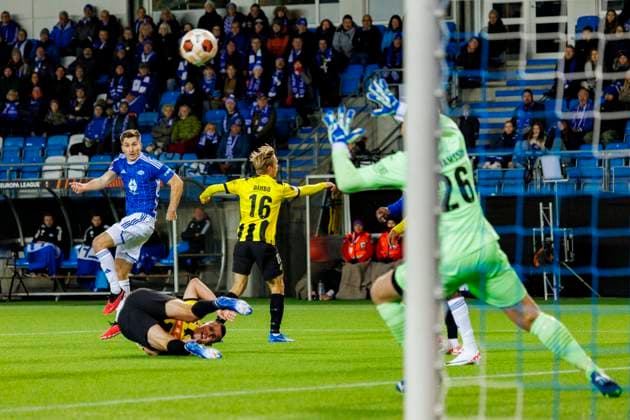 Europa League i fotball 2023: Molde - BK H?cken (5-1) Molde 20231026. Moldes Kristoffer Haugen tester skuddfoten i duell med Pontus Dahbo og Even Hovland (liggende) under Europa League kampen i fotball mellom Molde og BK H?cken pa Aker Stadion. keeper Peter Abrahamsson til hoyre. Foto: Svein Ove Ekornesvag NTB Molde Norge EDITORIAL USE ONLY. RESTRICTED USE FOR BETTING COMPANIES Ref:_SPOWFRT8hE4ZxY.jpg  Copyright: xSveinxOvexEkornesvagx xNTBx