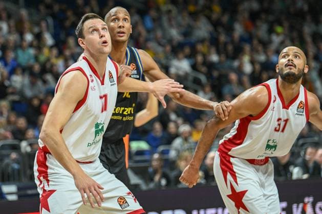 Sport Themen der Woche KW43 Sport Bilder des Tages Berlin, Deutschland 26. Oktober 2023: Basketball EuroLeague - 2023 2024 - Alba Berlin vs. Olimpia Milano Im Bild: Warten auf den rebound: v.li.: Johannes Voigtmann (Olimpia Milano), Louis Olinde (Alba Berlin), Shavon Shields (Olimpia Milano) Mercedes Benz Arena Berlin *** Berlin, Germany 26 October 2023 Basketball EuroLeague 2023 2024 Alba Berlin vs Olimpia Milano In the picture waiting for the rebound from left Johannes Voigtmann Olimpia Milano , Louis Olinde Alba Berlin , Shavon Shields Olimpia Milano Mercedes Benz Arena Berlin Copyright: xFotostandx xReuhlx