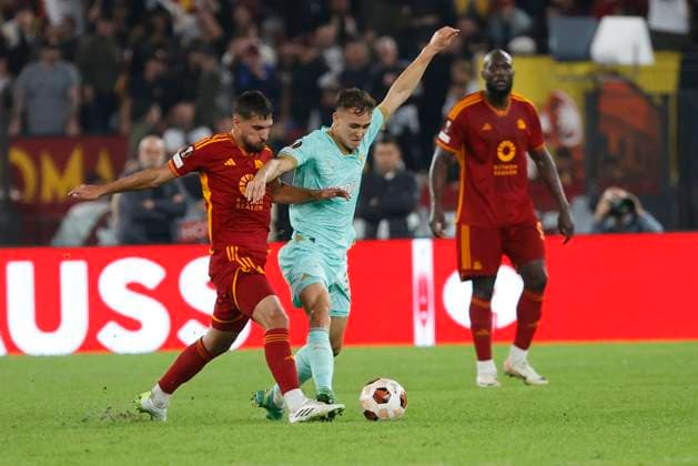 26th October 2023, Stadio Olimpico, Rome, Italy; Europa League Football; Roma versus Slavia Prague; Houssem Aouar of Roma Matej Jurasek of Slavia Praha  ActionPlus12569253 NaFoto