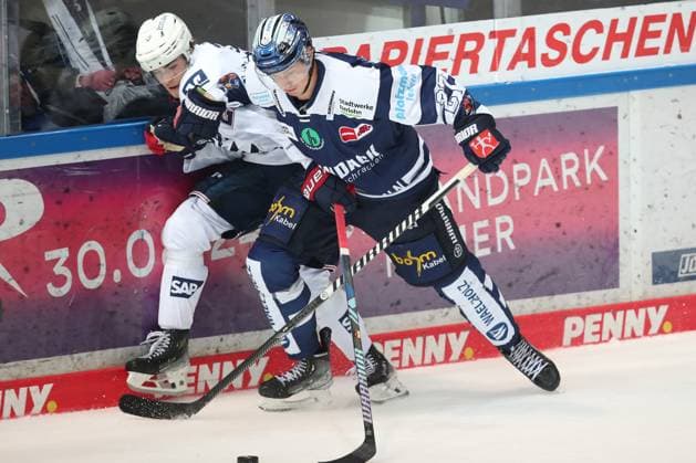 Sport Themen der Woche KW43 Sport Bilder des Tages 26.10.2023, Iserlohn, Eishockey, Penny DEL, 14. Spieltag, Balver Zinn Arena, Iserlohn Roosters - Adler Mannheim: Yannick Proske (Adler Mannheim) kämpft gegen Ben Thomas (Iserlohn Roosters) um den Puck NRW Deutschland *** 26 10 2023, Iserlohn, ice hockey, Penny DEL, 14 Spieltag, Balver Zinn Arena, Iserlohn Roosters Adler Mannheim Yannick Proske Adler Mannheim fights Ben Thomas Iserlohn Roosters for the puck NRW Germany