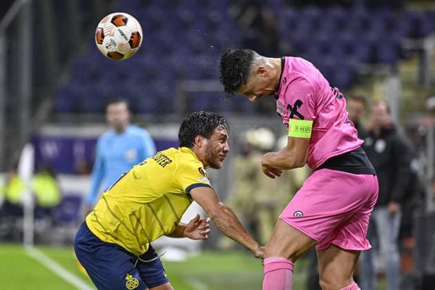 Union s Kevin Mac Allister and LASK s Robert Zulj fight for the ball during a soccer match between Belgian Royale Union Saint Gilloise and Austrian Linzer Athletik Klub (LASK), on Thursday 26 October 2023 in Brussels, on day 3 of the group phase of the UEFA Europa League competition, in group E. LAURIExDIEFFEMBACQ  x78600322x