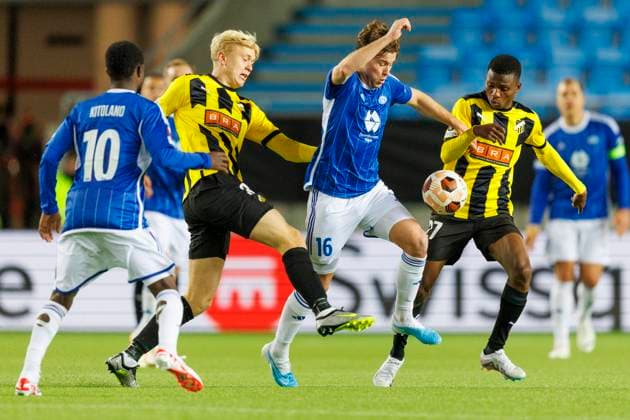 Europa League i fotball 2023: Molde - BK H?cken (5-1) Molde 20231026. H?ckens Isak Brusberg og Romeo Amane (th) prover a stoppe Emil Breivik under Europa League kampen i fotball mellom Molde og BK H?cken pa Aker Stadion. Foto: Svein Ove Ekornesvag NTB Molde Norge EDITORIAL USE ONLY. RESTRICTED USE FOR BETTING COMPANIES Ref:_SPOUo6myq2cMTA.jpg  Copyright: xSveinxOvexEkornesvagx xNTBx