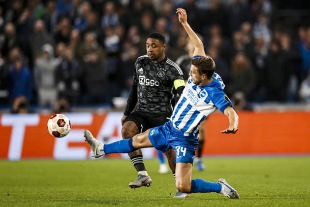 BRIGHTON - (l-r) Steven Bergwijn of Ajax, Joel Veltman of Brighton Hove Albion during the UEFA Europa League Group B match between Brighton & Hove Albion FC and Ajax Amsterdam at the American Express Community Stadium on October 26, 2023 in Brighton, United Kingdom. ANP MAURICE VAN STEEN UEFA Europa League 2023 24 2023 2024 xVIxANPxSportx xxANPxIVx 482206380 originalFilename: 482206380.jpg