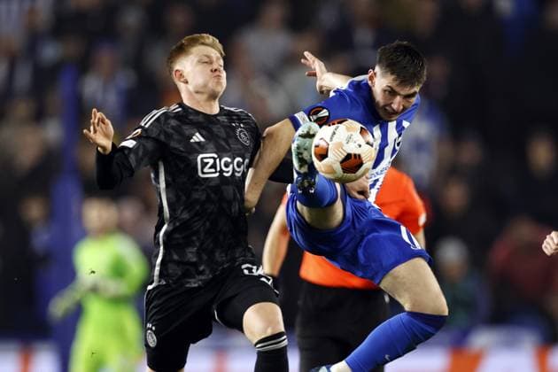 BRIGHTON - (l-r) Kristian Hlynsson of Ajax, Billy Gilmour of Brighton Hove Albion during the UEFA Europa League Group B match between Brighton & Hove Albion FC and Ajax Amsterdam at the American Express Community Stadium on October 26, 2023 in Brighton, United Kingdom. ANP MAURICE VAN STEEN UEFA Europa League 2023 24 2023 2024 xVIxANPxSportx xxANPxIVx 482206473 originalFilename: 482206473.jpg