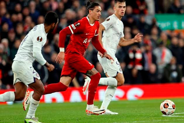 Football - 2023 2024 UEFA Europa League - Group E - Matchday Three Six - Liverpool vs Toulouse - Anfield - Thursday 26th October 2023 Darwin Nunez of Liverpool breaks through midfield with Cristian Casseres Jr and Thijs Dallinga of Toulouse in pursuit, at Anfield. 