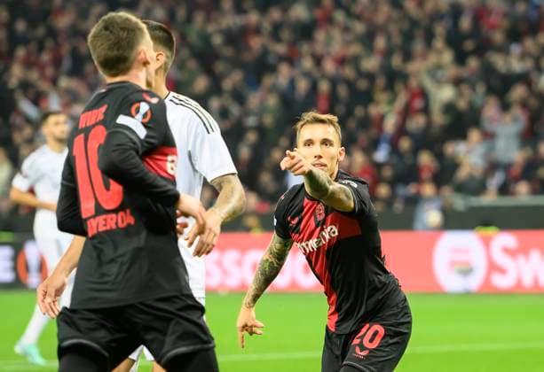 Alejandro GRIMALDO r LEV after his goal to 2 1, pointing to Florian WIRTZ LEV , Football Europa League, Group Stage, Matchday 3, Bayer 04 Leverkusen LEV Qarabag Agdam, on 26 10 2023 in Leverkusen Germany UEFA regulations prohibit any use of photographs as image sequences and or quasi video Â