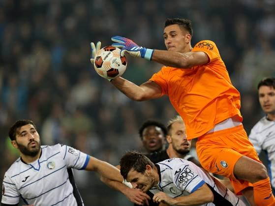 SOCCER - UEFA EL, Sturm vs Atalanta GRAZ,AUSTRIA,26.OCT.23 - SOCCER - UEFA Europa League, SK Sturm Graz vs Atalanta Bergamo Calcio. Image shows Sead Kolasinac and Juan Musso (Atalanta).  GEPAxpictures xHansxOberlaender