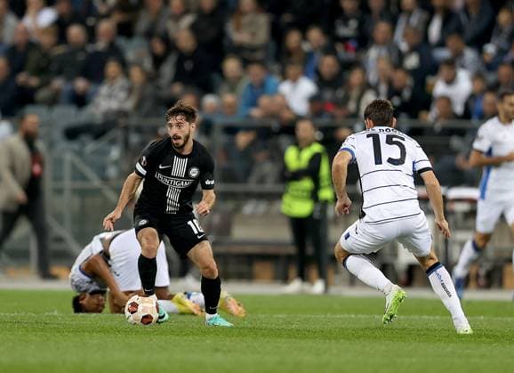 SOCCER - UEFA EL, Sturm vs Atalanta GRAZ,AUSTRIA,26.OCT.23 - SOCCER - UEFA Europa League, SK Sturm Graz vs Atalanta Bergamo Calcio. Image shows Otar Kiteishvili (Sturm) and Marten de Roon (Atalanta).  GEPAxpictures xHansxOberlaender