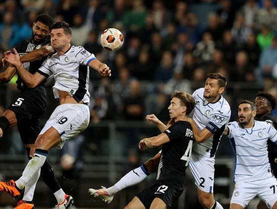 SOCCER - UEFA EL, Sturm vs Atalanta GRAZ,AUSTRIA,26.OCT.23 - SOCCER - UEFA Europa League, SK Sturm Graz vs Atalanta Bergamo Calcio. Image shows Gregory Wuethrich (Sturm), Berat Djimsiti (Atalanta), David Affengruber (Sturm) and Davide Zappacosta (Atalanta).  GEPAxpictures xHansxOberlaender