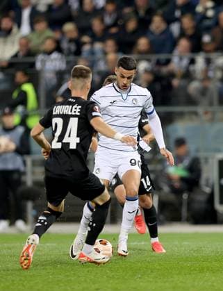 SOCCER - UEFA EL, Sturm vs Atalanta GRAZ,AUSTRIA,26.OCT.23 - SOCCER - UEFA Europa League, SK Sturm Graz vs Atalanta Bergamo Calcio. Image shows Dimitri Lavalee (Sturm) and Gianluca Scamacca (Atalanta).  GEPAxpictures xHansxOberlaender
