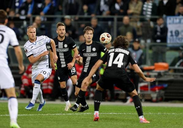 SOCCER - UEFA EL, Sturm vs Atalanta GRAZ,AUSTRIA,26.OCT.23 - SOCCER - UEFA Europa League, SK Sturm Graz vs Atalanta Bergamo Calcio. Image shows Mitchel Bakker (Atalanta), Tomi Horvat, David Affengruber and Javier Serrano Martinez (Sturm).  GEPAxpictures xHansxOberlaender