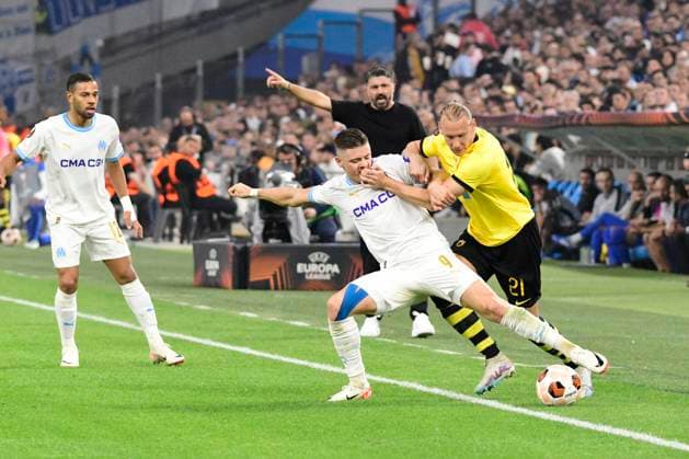 MARSEILLE, FRANCE : Vitor VITINHA (OM) et Domagoj VIDA (AEK) Olympique de Marseille vs. AEK Athens FC lors de la phase de groupes de l™UEFA Europa League au stade Orange Velodrome, le 26 octobre 2023. MARSEILLE, FRANCE : OM vs. AEK Athens FC during the group phase of the UEFA Europa League in the Orange Velodrome Stadium on October 26th, 2023. FOOTBALL : Olympique de Marseille vs. AEK Athens FC - Europa League ValentinaClaret Panoramic 