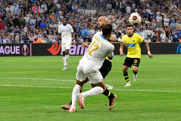 MARSEILLE, FRANCE : Faute de Jens JONSSON (AEK) sur Renan LODI (OM) Olympique de Marseille vs. AEK Athens FC lors de la phase de groupes de l™UEFA Europa League au stade Orange Velodrome, le 26 octobre 2023. MARSEILLE, FRANCE : OM vs. AEK Athens FC during the group phase of the UEFA Europa League in the Orange Velodrome Stadium on October 26th, 2023. FOOTBALL : Olympique de Marseille vs. AEK Athens FC - Europa League ValentinaClaret Panoramic 