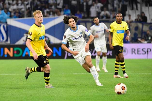 MARSEILLE, FRANCE : Bilal NADIR (OM) et Jens JONSSON (AEK) Olympique de Marseille vs. AEK Athens FC lors de la phase de groupes de l™UEFA Europa League au stade Orange Velodrome, le 26 octobre 2023. MARSEILLE, FRANCE : OM vs. AEK Athens FC during the group phase of the UEFA Europa League in the Orange Velodrome Stadium on October 26th, 2023. FOOTBALL : Olympique de Marseille vs. AEK Athens FC - Europa League ValentinaClaret Panoramic 