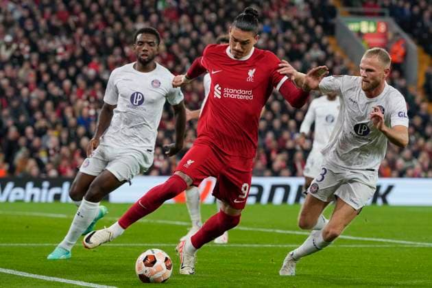 UEFA Europa League Liverpool v Toulouse Darwin Nunez 9 of Liverpool turns under pressure from Mikkel Desler 3 of Toulouse during the UEFA Europa League match Liverpool vs Toulouse at Anfield, Liverpool, United Kingdom, 26th October 2023 (Photo by Steve Flynn News Images) Liverpool Anfield Merseyside United Kingdom Copyright: xStevexFlynn NewsxImagesx