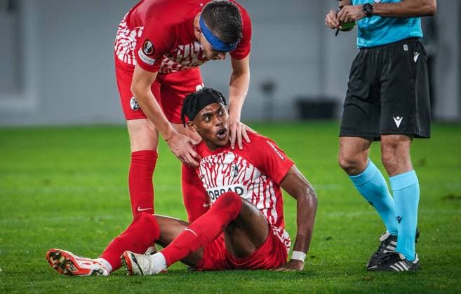 TSC Backa Topola SC Freiburg Freiburgs Junior Adamu fouled on the ground and Freiburgs Matthias Ginter with head injury 26 10 2023 Serbia Football Uefa Europa League, TSC Backa Topola SC Freiburg, group stage, group A, matchday 3, TSC Arena