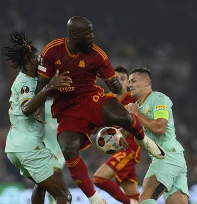 (231027) -- ROME, Oct. 27, 2023 -- Roma s Romelu Lukaku (C) vies with Sparta Praha s Tomas Holes (R) and Igoh Ogbu during UEFA Europa League group G match between Roma and Slavia Praha in Rome, Italy, Oct. 26, 2023. (Photo by Xinhua) (SP)ITALY-EUROPE LEAGUE-ROMA VS SLAVIA PRAHA AlbertoxLingria 