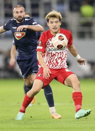 Football: UEFA Europa League Freiburg midfielder Ritsu Doan (front) plays in a UEFA Europa League group-stage football match against Backa Topola in Backa Topola, Serbia, on Oct. 26, 2023.  A14AA0002062782P