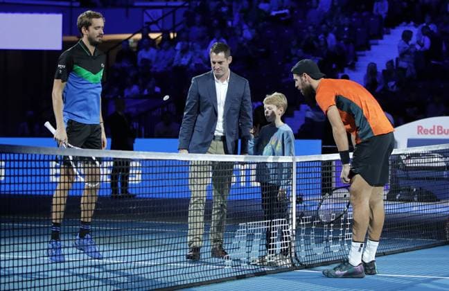 TENNIS - ATP, Tennis Herren Erste Bank Open VIENNA,AUSTRIA,27.OCT.23 - TENNIS - ATP World Tour, Erste Bank Open. Image shows Daniil Medvedev (RUS) and Karen Khachanov (RUS).  GEPAxpictures xWalterxLuger