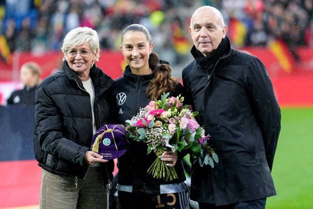v.li.: Silvia Neid (ehemalige Bundestrainerin, DFB-Frauen), Sara Däbritz (DFB-Frauen, 13), Bernd Neuendorf (Präsident, DFB), Ehrung 100. Länderspiel, 27.10.2023, Sinsheim (Deutschland), Fussball, Frauen, UEFA Women s Nations League, Deutschland - Wales, DFB DFL REGULATIONS PROHIBIT ANY USE OF PHOTOGRAPHS AS IMAGE SEQUENCES AND OR QUASI-VIDEO. *** f li Silvia Neid former national coach, DFB Women , Sara Däbritz DFB Women, 13 , Bernd Neuendorf President, DFB , Honoring 100 international match, 27 10 2023, Sinsheim Germany , Football, Women, UEFA Women s Nations League, Germany Wales, DFB DFL REGULATIONS PROHIBIT ANY USE OF PHOTOGRAPHS AS IMAGE SEQUENCES AND OR QUASI VIDEO xozx