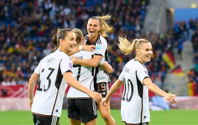 Bilder des Jahres 2023, Sport 10 Oktober Sport Themen der Woche KW43 Sport Bilder des Tages Lea SCHÜLLER, Schueller DFB Frauen 7 celebrates his goal, happy, laugh, celebration, 1-0 with Klara BÜHL, DFB Frauen 19 Sara DÄBRITZ, Daebritz, DFB Frauen 13 Laura Freigang, DFB Frauen 10 in the Nations League qualification match for the Olympic Games, Olympische Spiele, Olympia, OS 2024 DFB women match GERMANY - WALES on Oct 27, 2023 in Sinsheim, Germany. Season 2023 2024