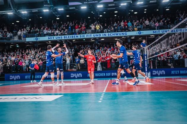 Volleyball Men Season 2023 2024 Volleyball Bundesliga SVG Lüneburg vs Energiequelle Netzhoppers KW 27 10 2023 Jubilation at SVG Lüneburg about the set win Lüneburg LKH Arena Lower Saxony Germany