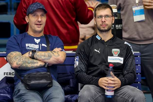 Germany, Gummersbach, 27 10 2023, Schwalbe Arena, VfL Gummersbach vs Fuechse Berlin 1 Handball Bundesliga der Maennern, Vorstand Sport Stefan Kretzschmar Fuechse Berlin and coach Jaron Siewert Fuechse Berlin talk together Gummersbach Schwalbe Arena Germany  eu-images-700