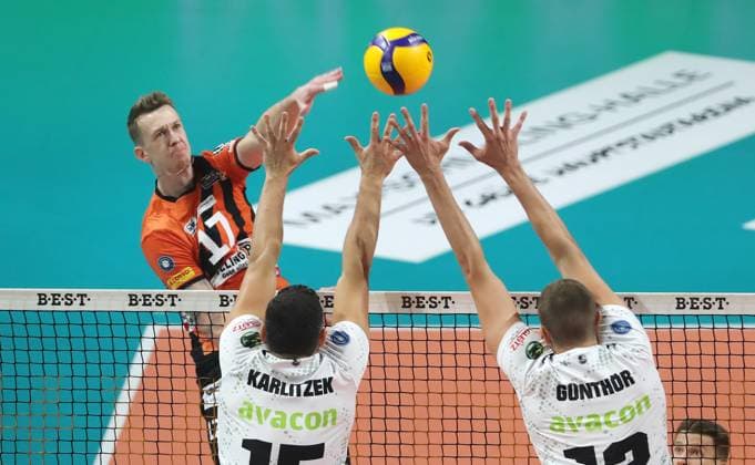 Marek Sotola in attack, Lorenz Karlitzek, Jakob Günthör duel match scene Action Sports Volleyball Bundesliga Men 1 Matchday Season 2023 2024 27 10 2023 BR Volleys Berlin BRV vs Helios Grizzlys Giesen