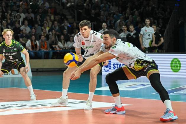 Berlin, Germany 27 October 2023 1 VBL 2023 2024 Berlin Recycling Volleys vs Helios Grizzlys Giesen Pictured Lorenz Karlitzek Helios Grizzlys Giesen takes the ball at Max Schmeling Halle Berlin Copyright: xFotostandx xReuhlx