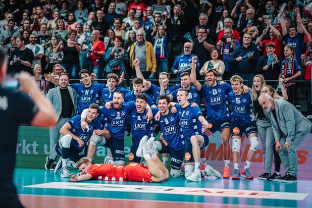 Volleyball men season 2023 2024 Volleyball Bundesliga SVG Lüneburg vs Energiequelle Netzhoppers KW 27 10 2023 the team of SVG Lüneburg is happy about the first victory of the season Lüneburg LKH Arena Lower Saxony Germany