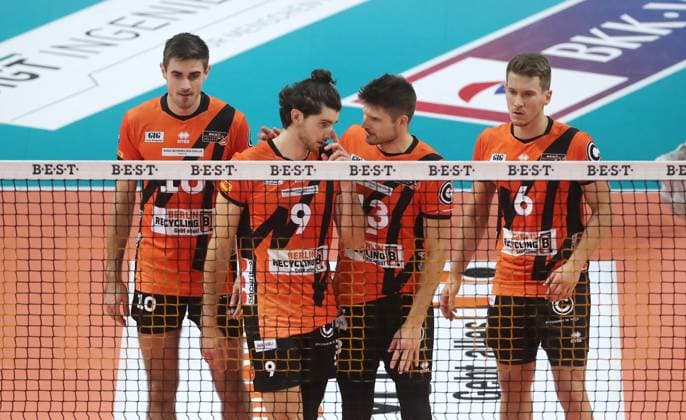 Daniel Malescha, Ruben Schott talks to Timothee Carle, Johannes Tille Sports Volleyball Bundesliga Men 1 Matchday Season 2023 2024 27 10 2023 BR Volleys Berlin BRV vs Helios Grizzlys Giesen