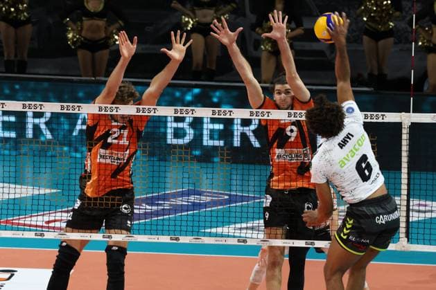 DEU, DVV, 1 VBL, BR Volleys vs Helios Grizzlys Giesen, 27 10 2023, Max Schmeling Halle, Berlin, DEU, DVV, 1 VBL, BR Volleys vs Helios Grizzlys Giesen, in picture b21 , Timothee Carle BR Volleys 9 , Michiel Ahyi Giesen 6 Foto Juergen Engler nordphoto GmbH nordphotoxGmbHx xEngler nph00076