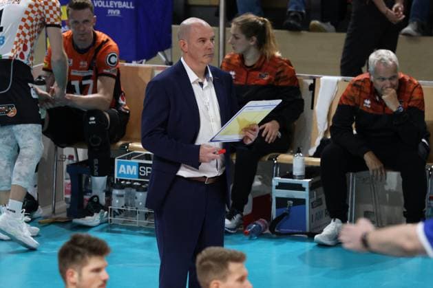 DEU, DVV, 1 VBL, BR Volleys vs Helios Grizzlys Giesen, 27 10 2023, Max Schmeling Halle, Berlin, DEU, DVV, 1 VBL, BR Volleys vs Helios Grizzlys Giesen, in the picture coach Joel Banks BR Volleys photo Juergen Engler nordphoto GmbH nordphotoxGmbHx xEngler nph00076