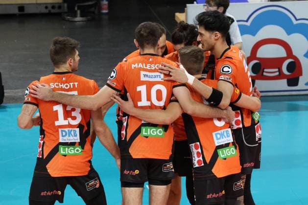 DEU, DVV, 1 VBL, BR Volleys vs Helios Grizzlys Giesen, 27 10 2023, Max Schmeling Halle, Berlin, DEU, DVV, 1 VBL, BR Volleys vs Helios Grizzlys Giesen, in picture BR Volleys players circle photo Juergen Engler nordphoto GmbH nordphotoxGmbHx xEngler nph00076