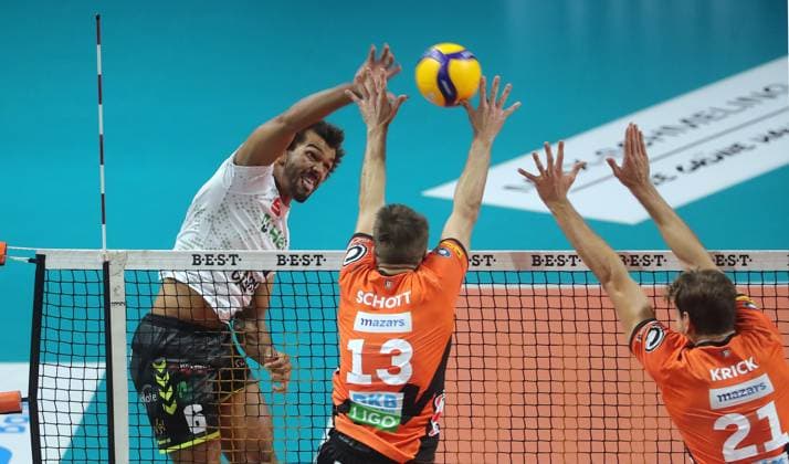 Michiel Ahyi in attack, Ruben Schott, Tobias Krick duel match scene action sports volleyball Bundesliga men 1 match day season 2023 2024 27 10 2023 BR Volleys Berlin BRV vs Helios Grizzlys Giesen