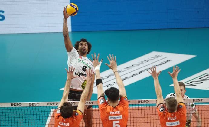 Michiel Ahyi in attack, Timothee Carle, Nehemiah Mote, Johannes Tille duel match scene action sports volleyball Bundesliga men 1 match day season 2023 2024 27 10 2023 BR Volleys Berlin BRV vs Helios Grizzlys Giesen