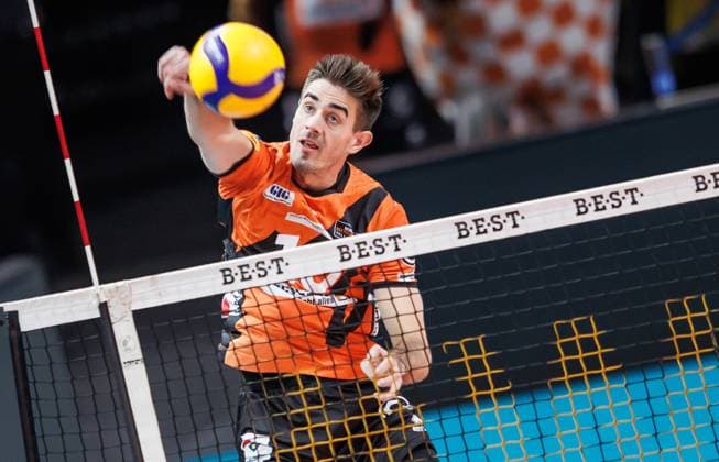 27 10 2023, Berlin, Volleyball 1 Bundesliga, Men, 1 Matchday, BR Volleys Helios Grizzlys Giesen, Max Schmeling Halle Berlins Daniel Malescha plays the ball over the net BR Volleys Helios Grizzlys Giesen