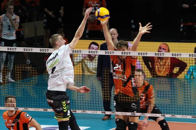 DEU, DVV, 1 VBL, BR Volleys vs Helios Grizzlys Giesen, 27 10 2023, Max Schmeling Halle, Berlin, DEU, DVV, 1 VBL, BR Volleys vs Helios Grizzlys Giesen, in picture Tobias Krick BR Volleys 21 , Noah Baxpoehler Giesen 4 Foto Juergen Engler nordphoto GmbH nordphotoxGmbHx xEngler nph00076
